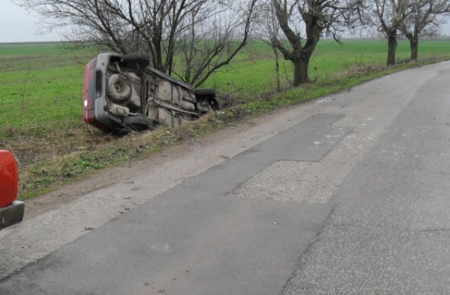 Много пиян шофьор се преобърна в канавката край село Гусла