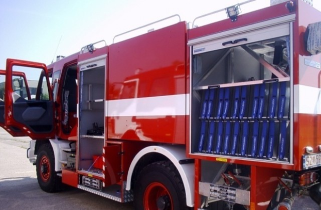 Огнеборец рискува живота си, за да спаси четирима души от пожар