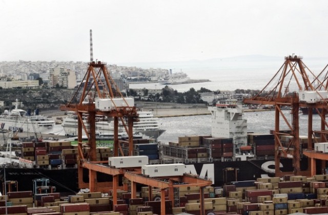 Гърция продава пристанището в Пирея