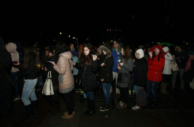 Стотици столичани се включиха в „Часът на земята” пред Народния театър