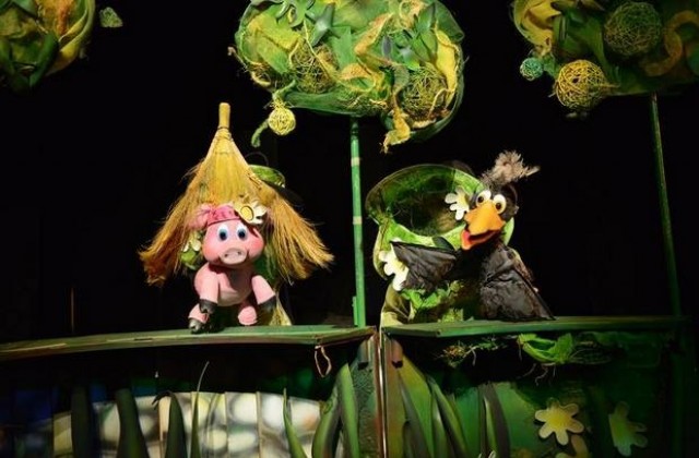 Трите прасенца на сцената на Куклен театър