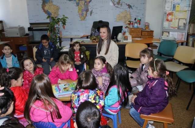 Маратонът на приказките в Димитровград стартира с децата от Осми март