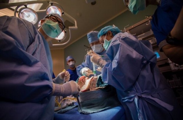 45 лекари участваха в най-сложната трансплантация на лице в света