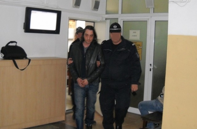 Разбитият бардак с неизяснена собственост, пускат задържаните под домашен арест (СНИМКИ)