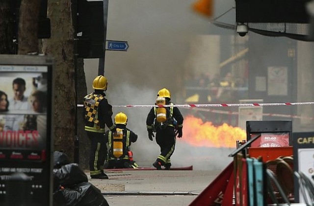 Хиляди хора бяха евакуирани в Лондон заради голям пожар (СНИМКИ)