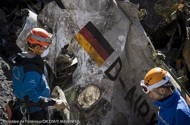 Сред отломките на падналия самолет са открити мобилни телефони