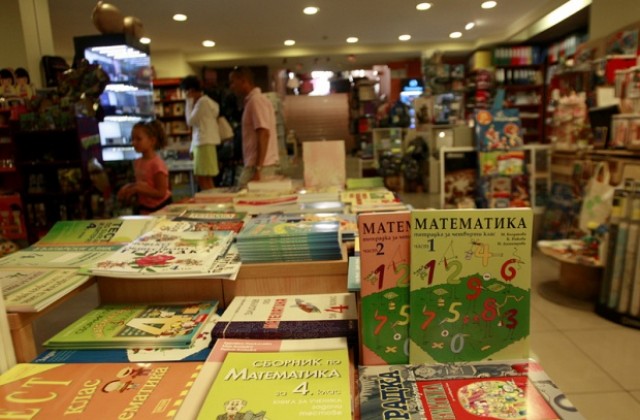 Учебниците на децата ни са пълни с грешки, призна министърът