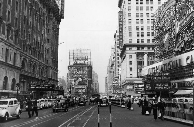 8 април: На градската карта на Ню Йорк се появява Times Square