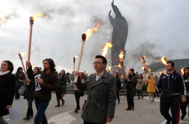С факелно шествие почетоха паметта на убитата Вероника