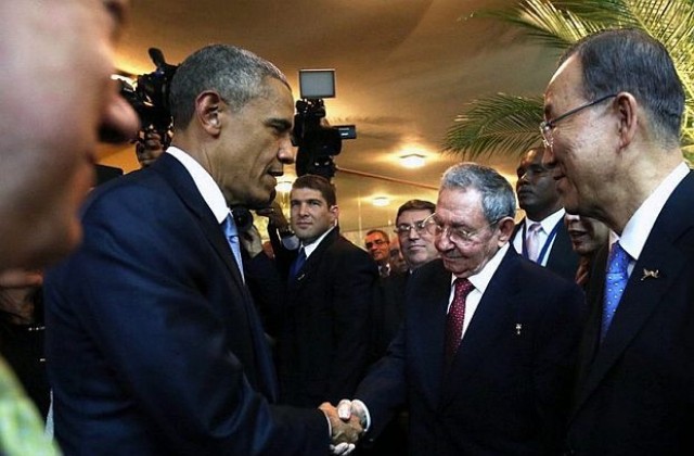 Историческа среща: Обама и Раул Кастро си стиснаха ръцете в Панама