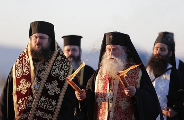 Митрополит Гавриил донесе Благодатния огън в България