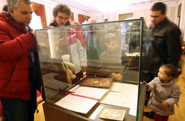 16 април: Приета е Търновската конституция - първата конституция на България