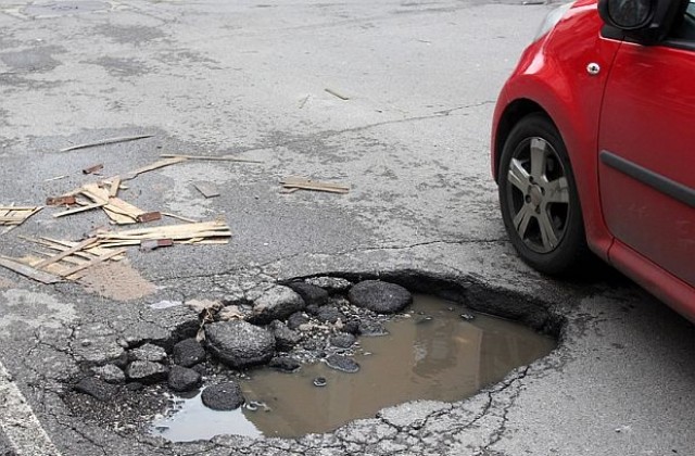 Китайци асфалтират сами дупки в София