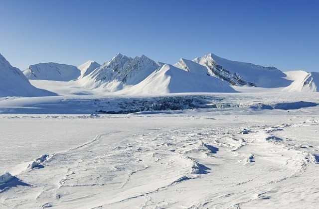 Русия трябва да направи Арктика своя територия, заяви вицепремиерът Рогозин
