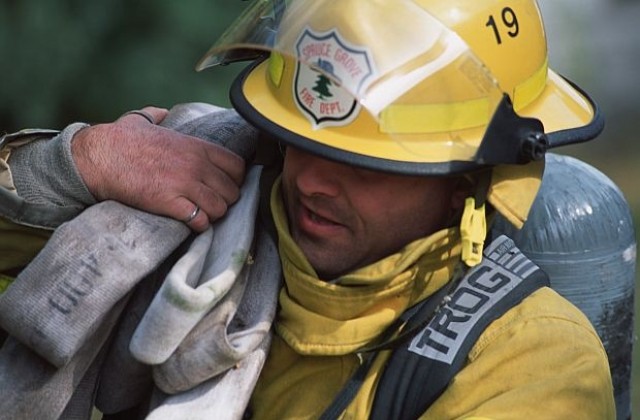 Пожарникари спасиха папагали, викали Помощ и „Пожар“