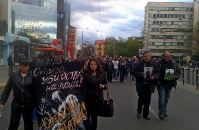 Стотици на протест срещу убиеца на Петьо