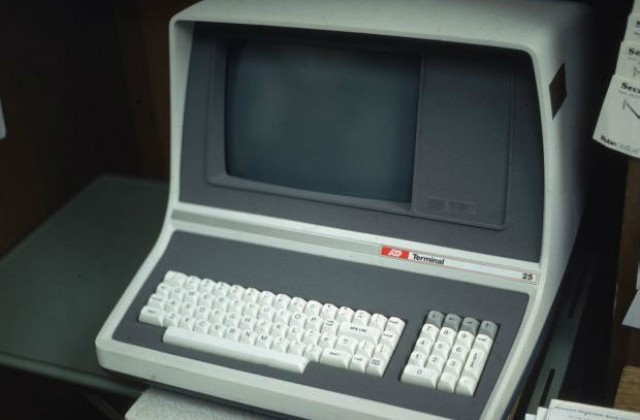 24 април: Демонстриран е първият персонален компютър