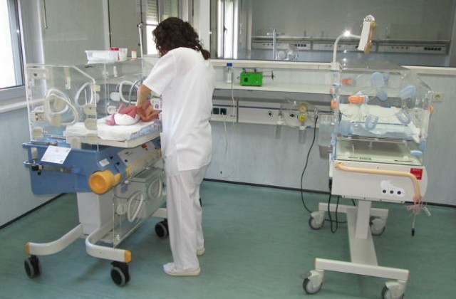 4-дневно бебе в тежко състояние след побой от акушерка в частна болница