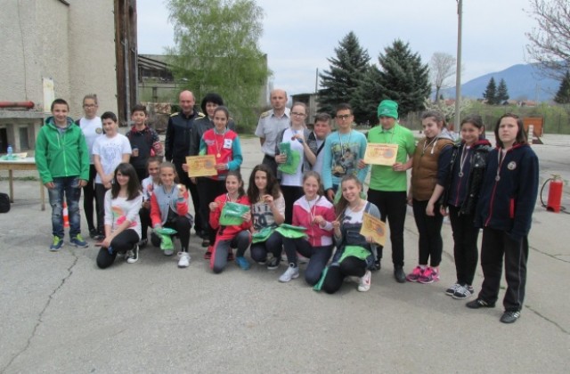 Деца от Дупница мериха сили в състезание за спасители