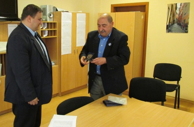 Евродепутатът  Емил Радев беше удостоен с юбилеен плакет на Първа езикова гимназия