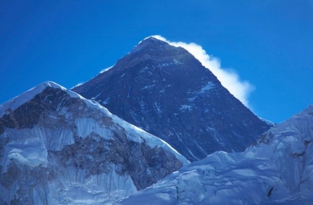 Оцелял след лавината: Еверест не иска повече алпинисти