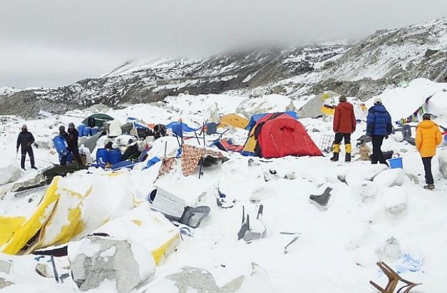 Китай отмени експедициите до Еверест заради опасност от нов трус