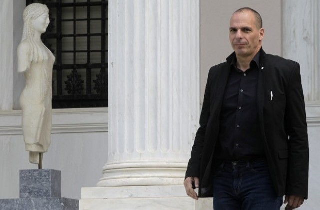 Анархисти атакували гръцкия финансов министър в ресторант, жена му го защитила
