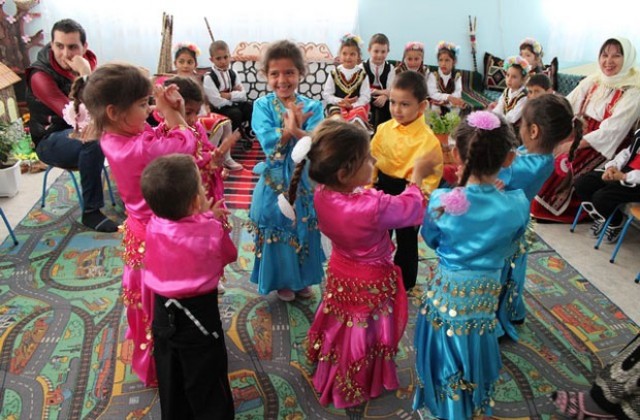 Деца от село Септемврийци пресъздадоха български и ромски обичаи