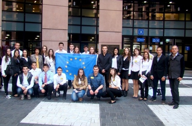 Сливенски ученици станаха евродепутати