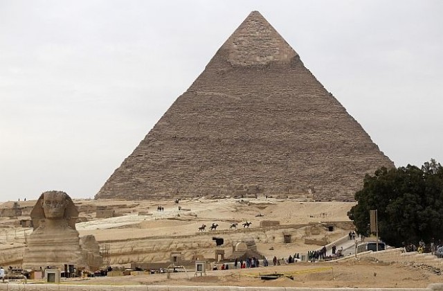 Порнозвезда разгневи египетските власти, като позира с чадор пред пирамидите