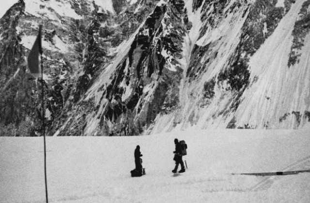 8 май: За първи път алпинисти изкачват Еверест без кислородни апарати