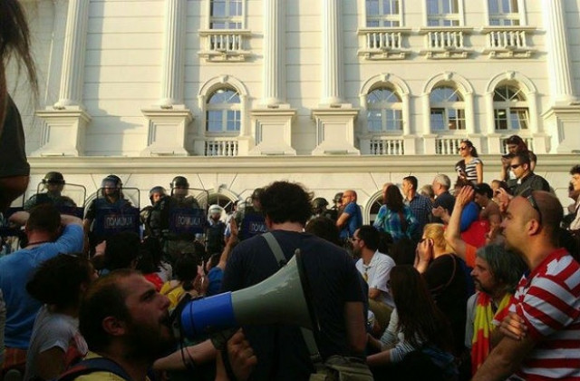 Водни оръдия срещу демонстрантите в Скопие