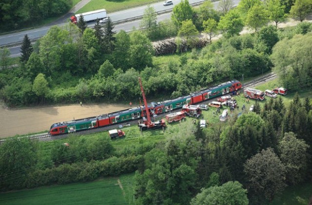 Един убит и осем ранени при сблъсък между два влака в Австрия