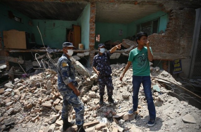 Броят на загиналите в земетресението в Непал надхвърли 7700 души
