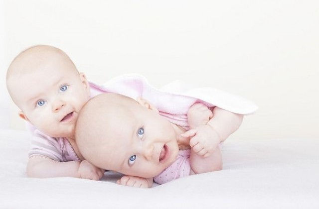 Американка роди близначки от двама различни мъже