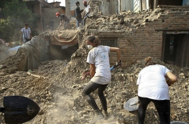 Жертвите от земетресението в Непал надхвърлиха 8000 души