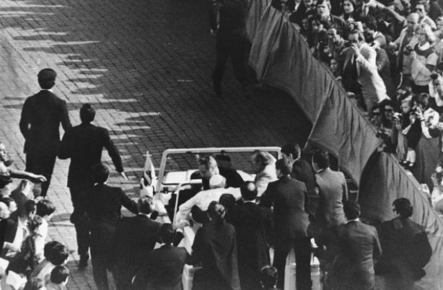 13 май: Мехмед Али Агджа атакува папа Йоан Павел II в Рим
