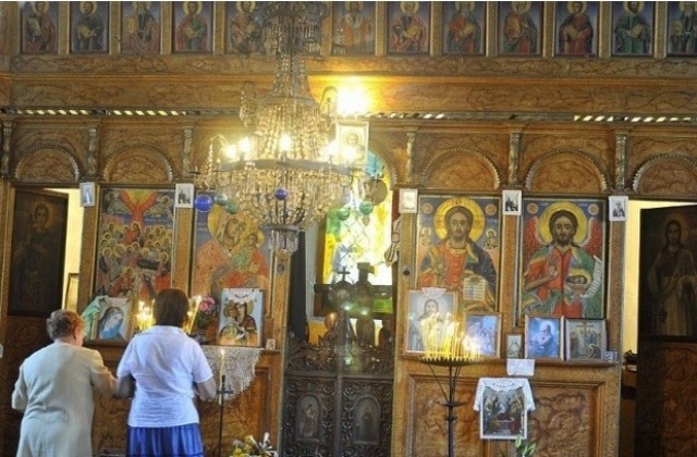 Църквата почита Светите равноапостоли Кирил и Методий
