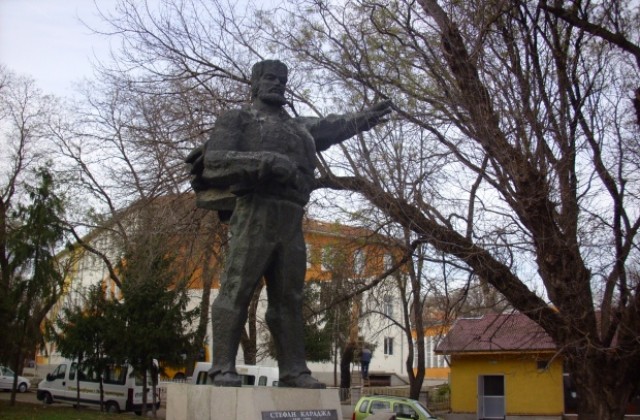 В ОУ Стефан Караджа садят дръвчета и танцуват за патронния празник