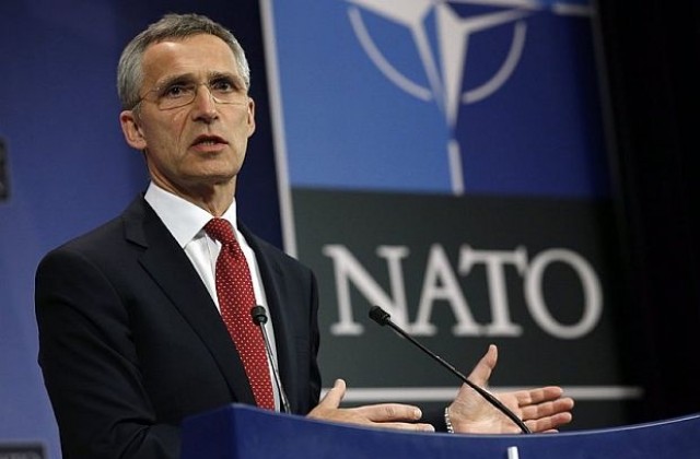 НАТО гони руските шпиони, но съживява горещата линия с Кремъл