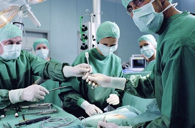 Хирурзи разделиха петмесечни сиамски близнаци с общ черен дроб