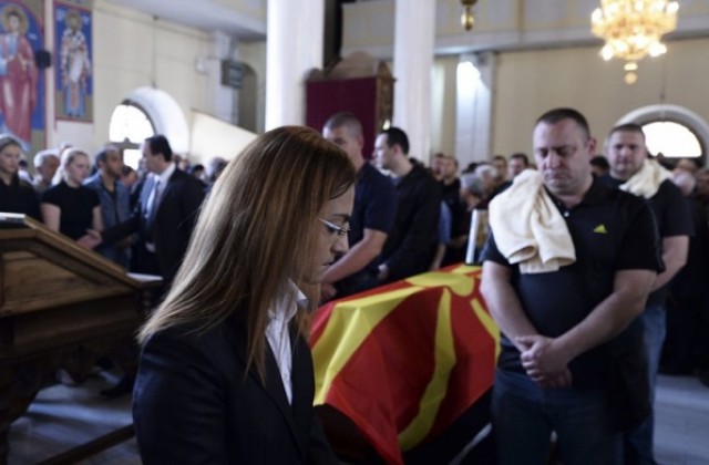 Македонският вътрешен министър се разделя с поста си