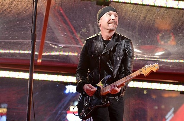 Китаристът на U2 падна от сцената по време на концерт (ВИДЕО)