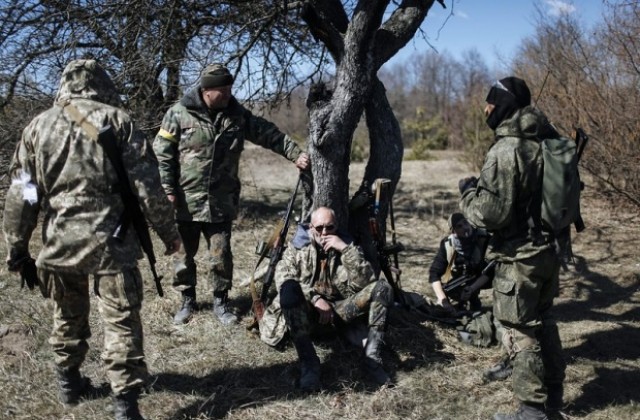Киев твърди, че са заловени руски офицери в Източна Украйна