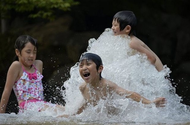 Двама души починаха, близо 500 са в болница заради жегите в Япония