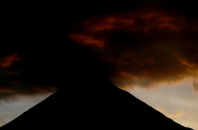 Вулканът Жупановски бълва пепел
