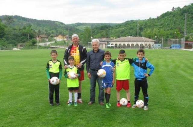 Драгомир Николов подари футболни топки на децата от ОФК „Балкан“ – Плачковци
