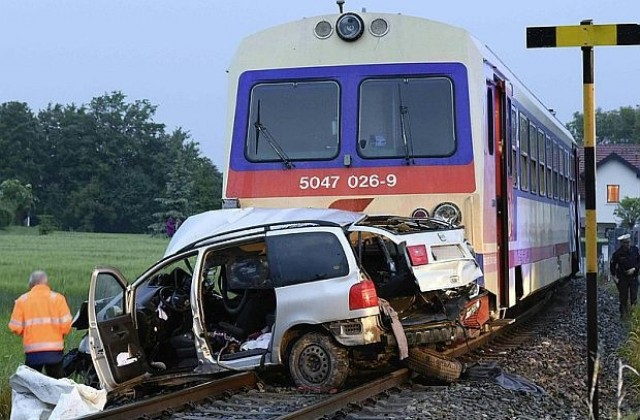 Влак се вряза в автомобил в Австрия, 5 души са загинали