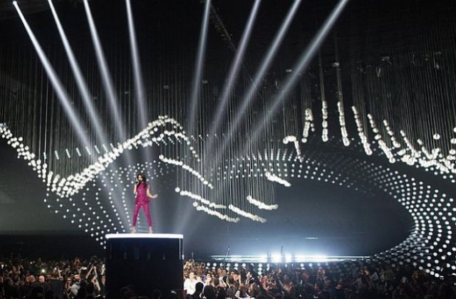 Кончита Вурст „лети над зрителите на Евровизия 2015