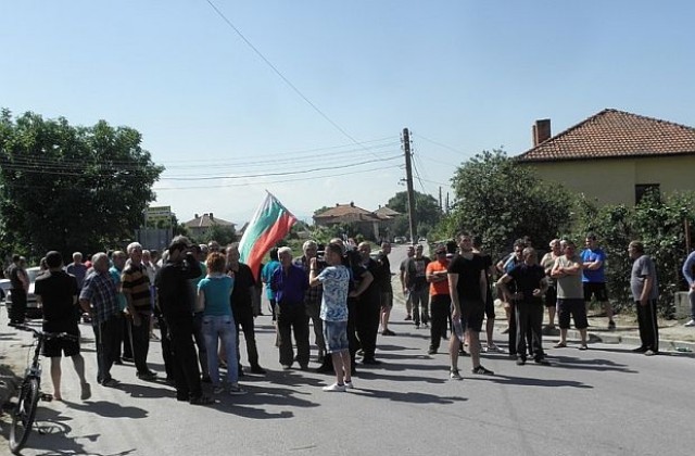 Стотици протестиращи блокираха пътя за Гърмен, искат изселване на ромите